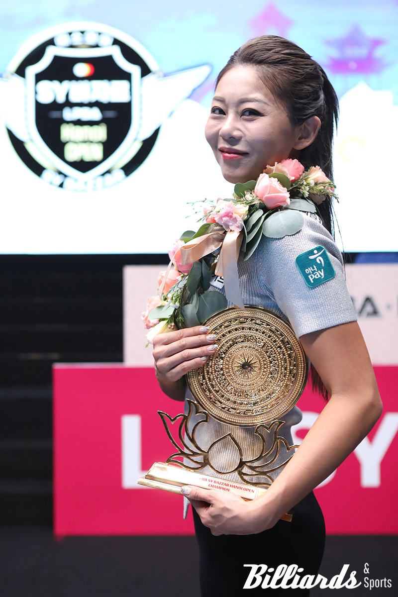 우승 트로피를 든 김가영.