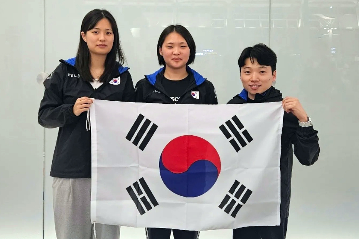 세계여자3쿠션선수권대회에 출전하기 위해 프랑스로 출국한 한국 국가대표팀. 왼쪽부터 박정현, 김하은, 감독 박태준.