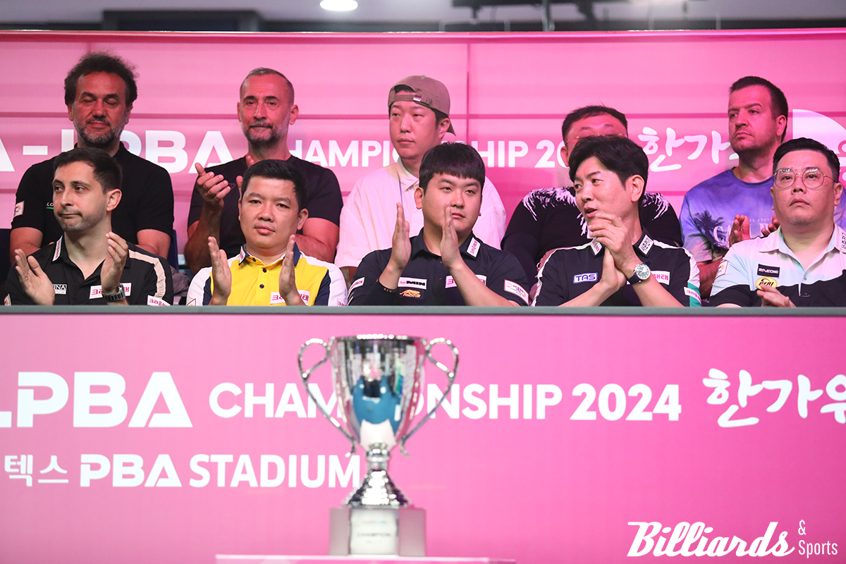 개막식에 참석한 선수들. 맨 앞줄에 앉은 크라운해태 라온 소속의 선수들. 왼쪽부터 다비다 마르티네스, 응우옌득아인찌엔, 왜준, 김재근. 