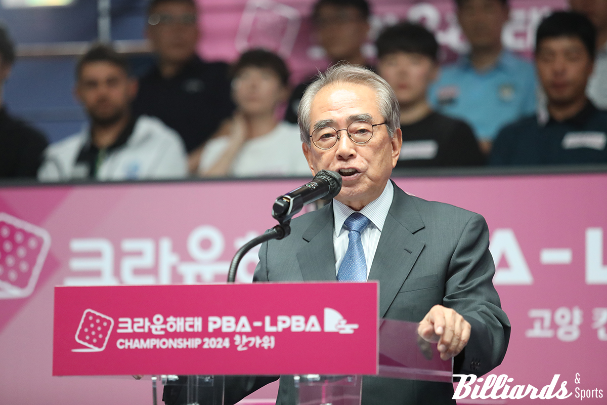 개회 선언을 하는 김영수 총재.