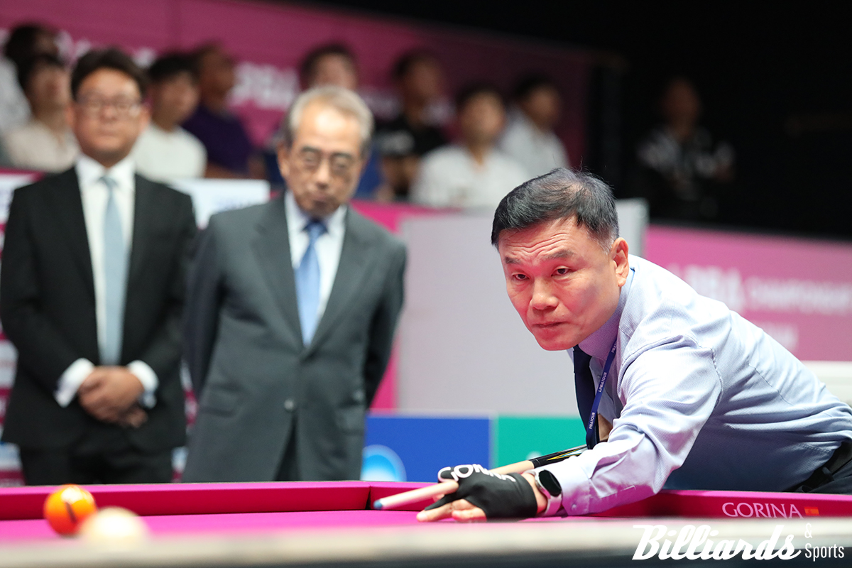 진지하게 시타에 임하는 기종표 단장.