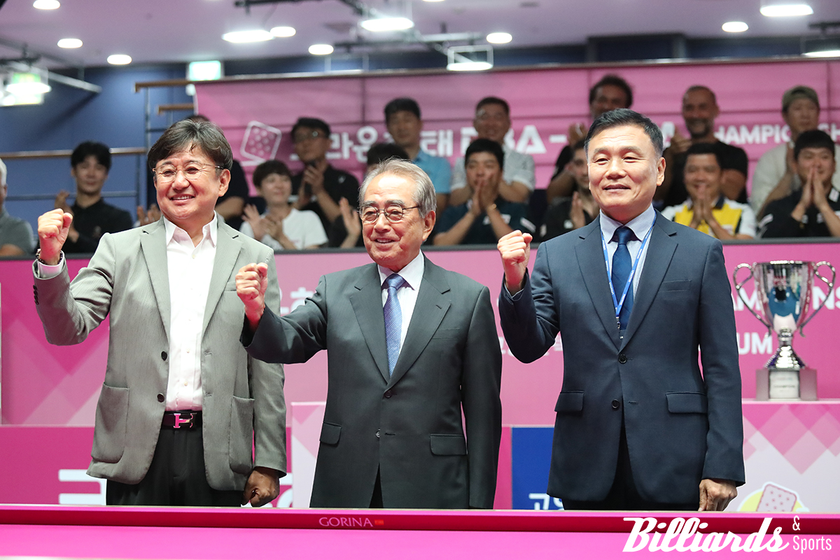 개막식 후 기념 사진을 찍는 내빈들. 왼쪽부터 프로당구협회 장상진 부총재, 김영수 총재, 크라운해태 기종표 단장.