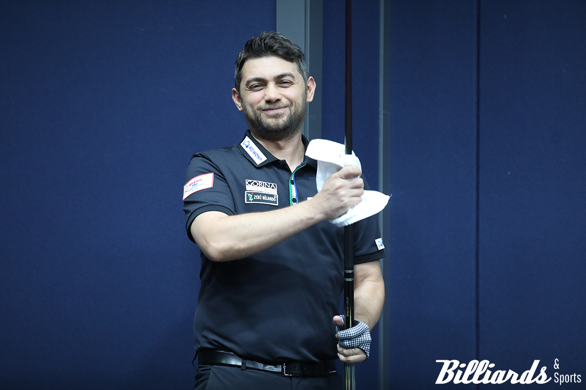 잔 차파크가 128강 승리 후 큐를 닦으며 밝은 표정으로 카메라를 응시하고 있다.