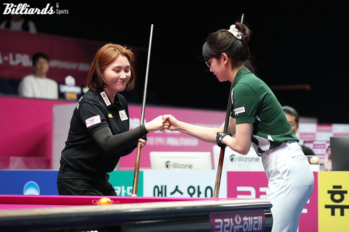 경기 전 악수를 나누는 강지은(왼쪽)과 이미래(오른쪽).