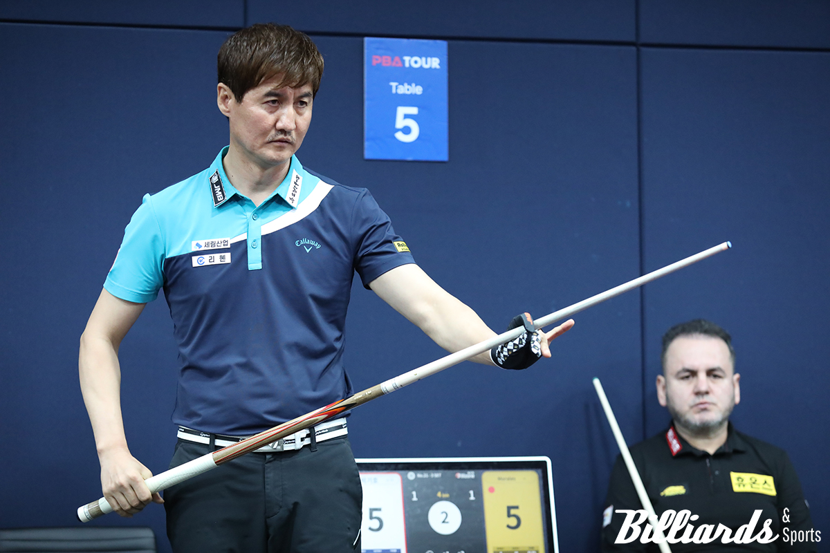 로빈슨 모랄레스와 대결 중인 박기호.