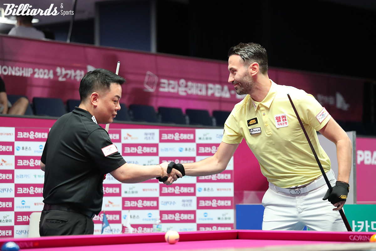 경기 시작 전 악수를 나누는 조재호(왼쪽)와 카시도코스타스.