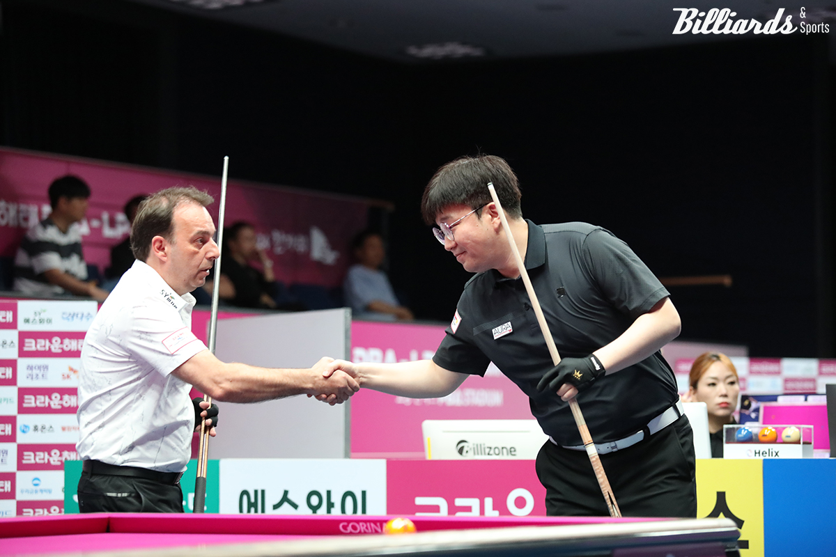 경기 시작 전 악수를 나누는 산체스와 박정훈1.