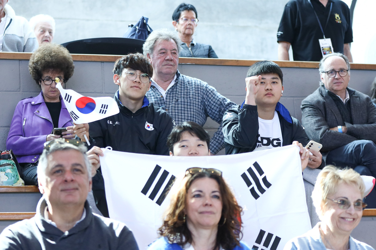 조영윤을 응원하는 한국의 조화우(왼쪽)와 오명규(오른쪽).