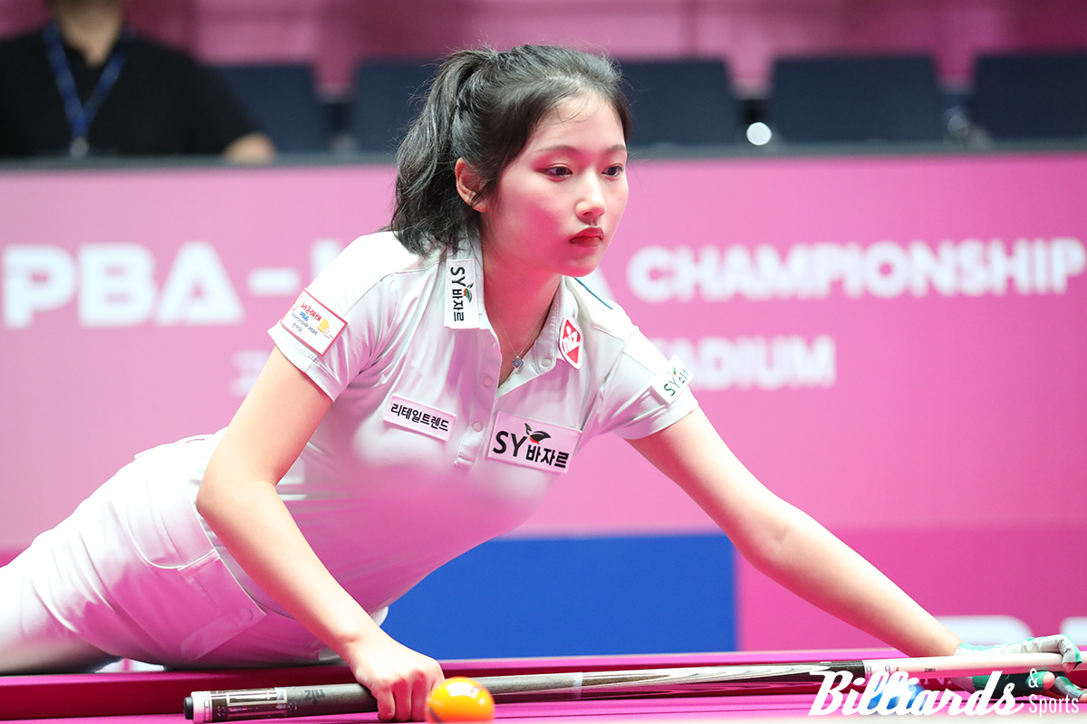 한지은이 8강에서 한슬기를 꺾고 정규 투어 첫 4강에 올랐다.