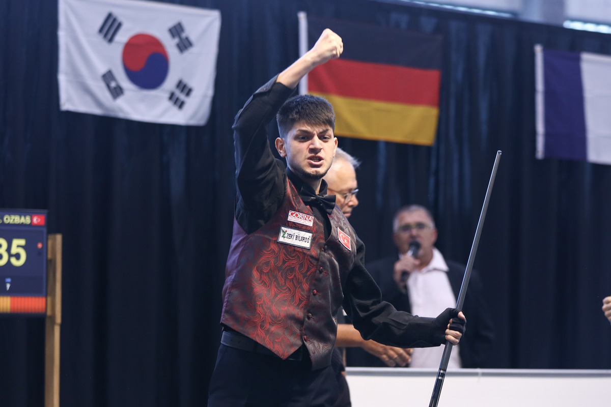 우승 세리머니를 하는 외즈바시.