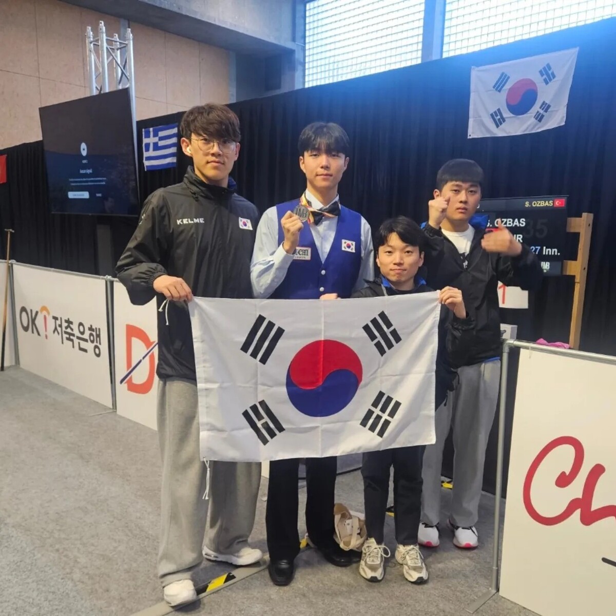 주니어 세계선수권에 출전한 국가대표 선수단. 왼쪽부터 조화우, 조영윤, 박태준 감독, 오명규.  사진=KBF 제공