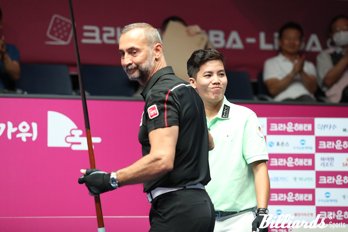 세미 사이그너에게 역전패를 당한 응우옌프엉린이 아쉬운 표정으로 사이그너와 악수를 나누고 있다.