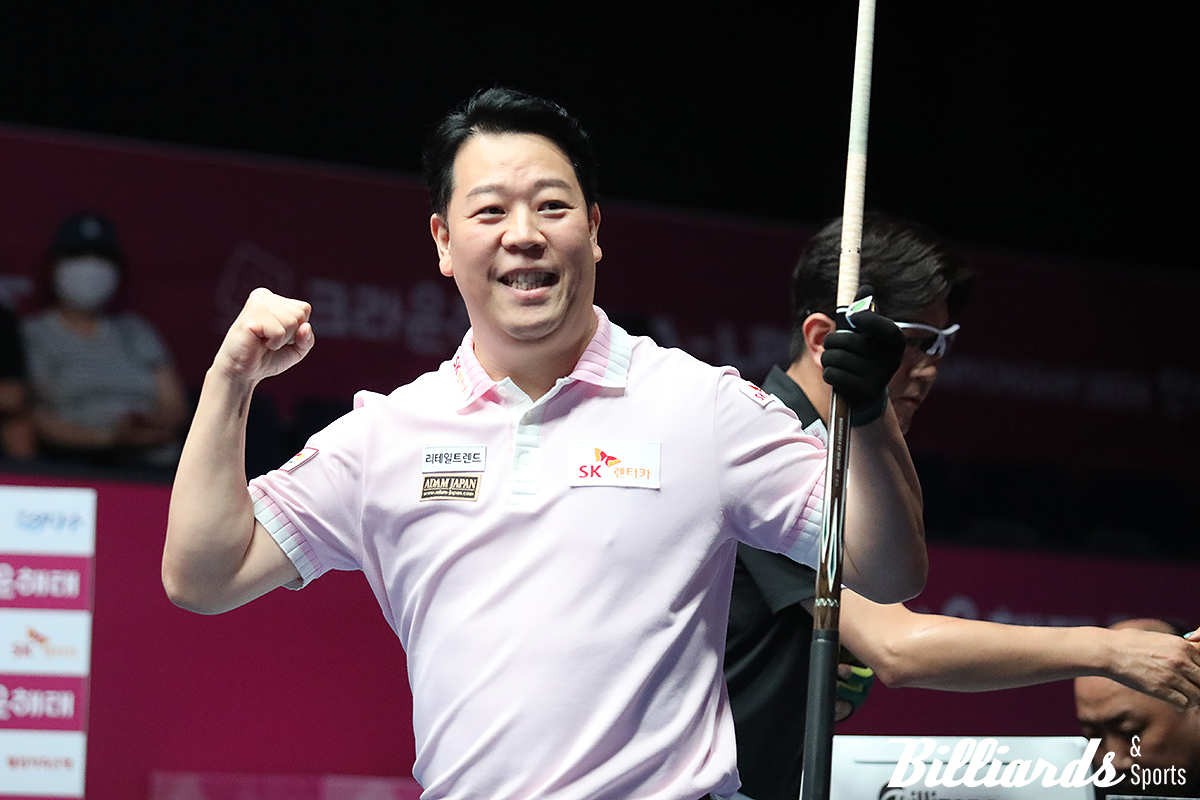 '헐크' 강동궁이 '킹스맨' 김재근을 꺾고 준결승에 진출했다. 8강전 승리 후 세리머니를 하고 있는 강동궁.  사진=고양/이용휘 기자