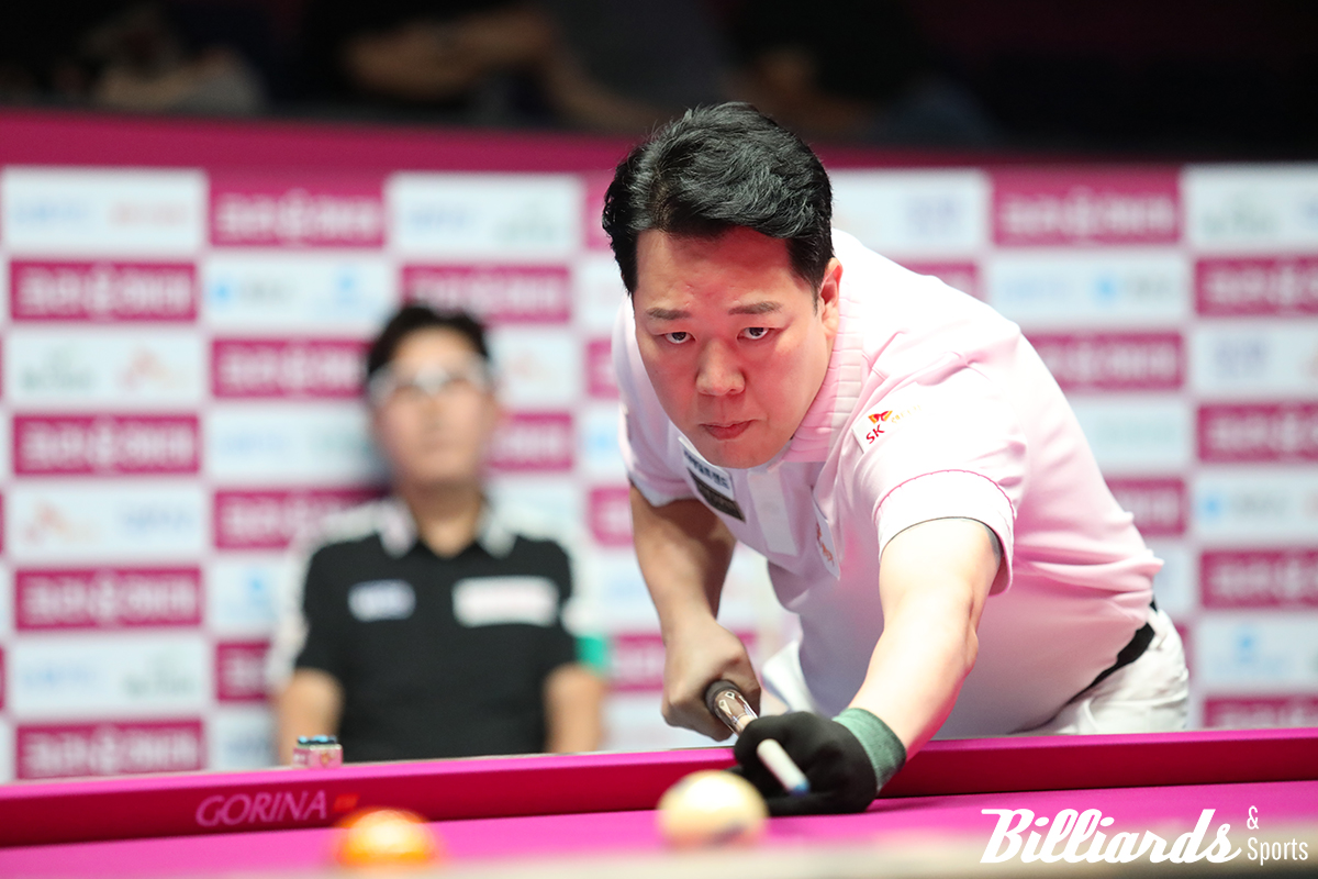 김재근과 8강전 대결 중인 강동궁.