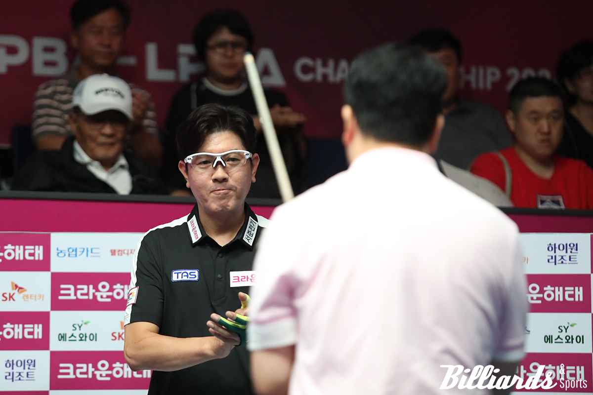 강동궁의 마지막 샷이 득점되자 자리에서 일어나 강동궁을 축하하는 김재근.