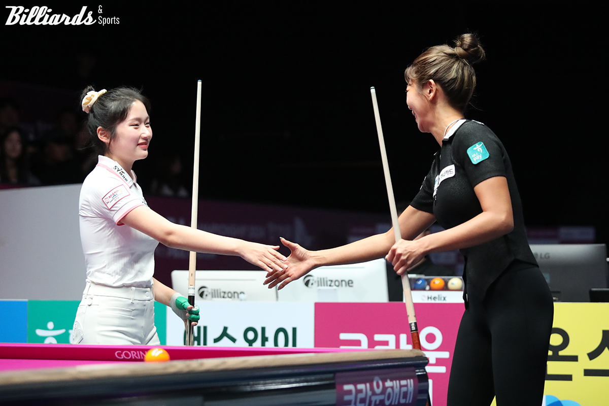 경기 전 악수를 나누는 김가영과 한지은.