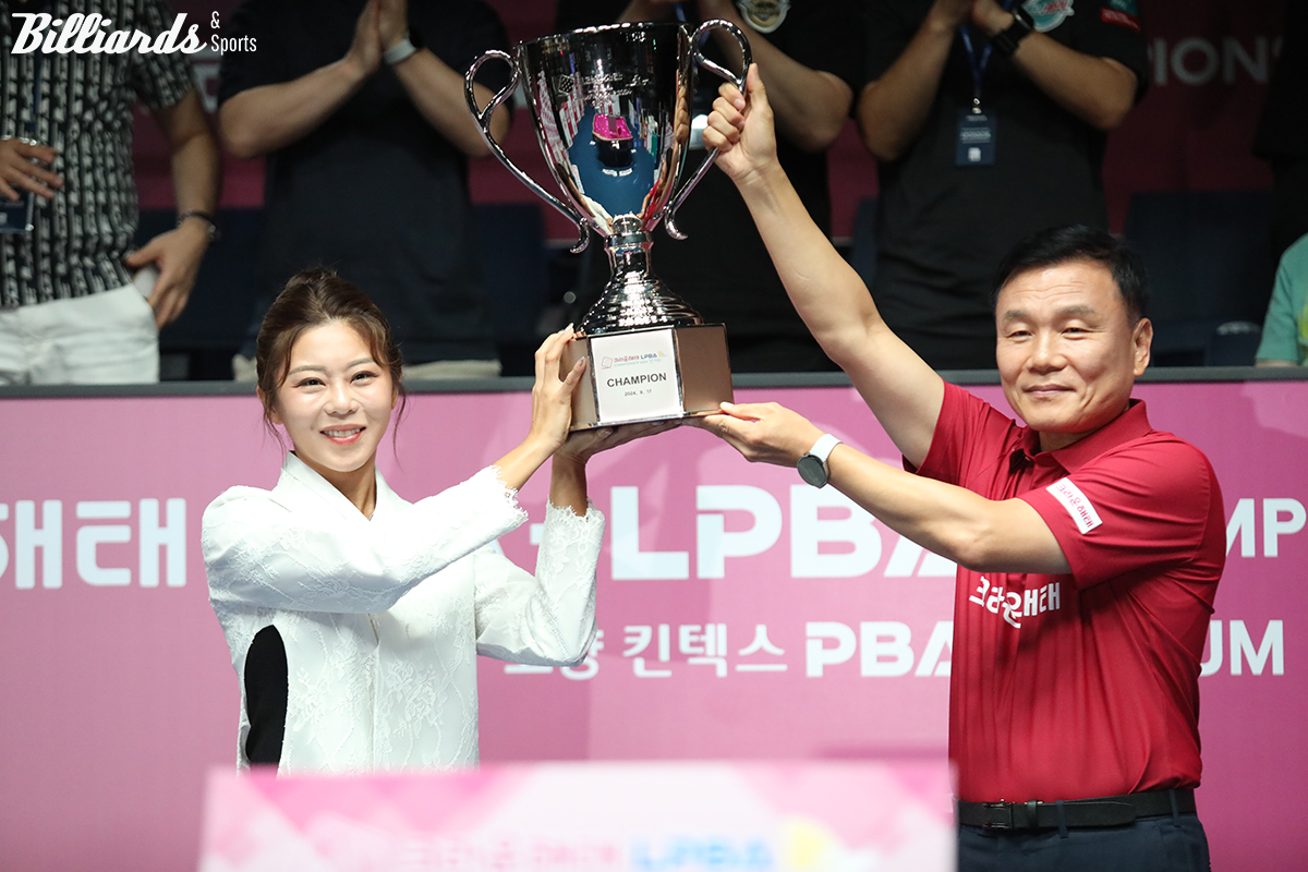 타이틀스폰서 크라운해태 기종표 단장에게 우승트로피를 받는 김가영.