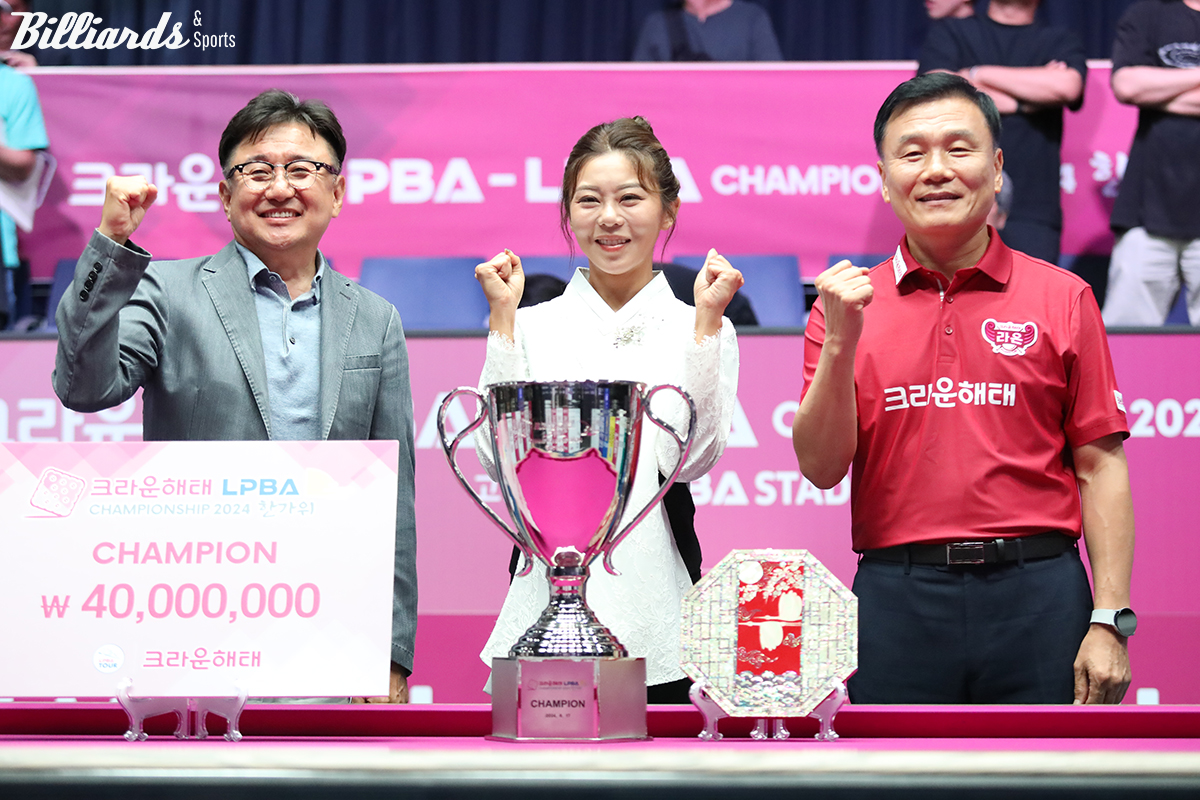 왼쪽부터 PBA 장상진 부총재, 우승 김가영, 타이틀스폰서 크라운해태 기종표 단장.