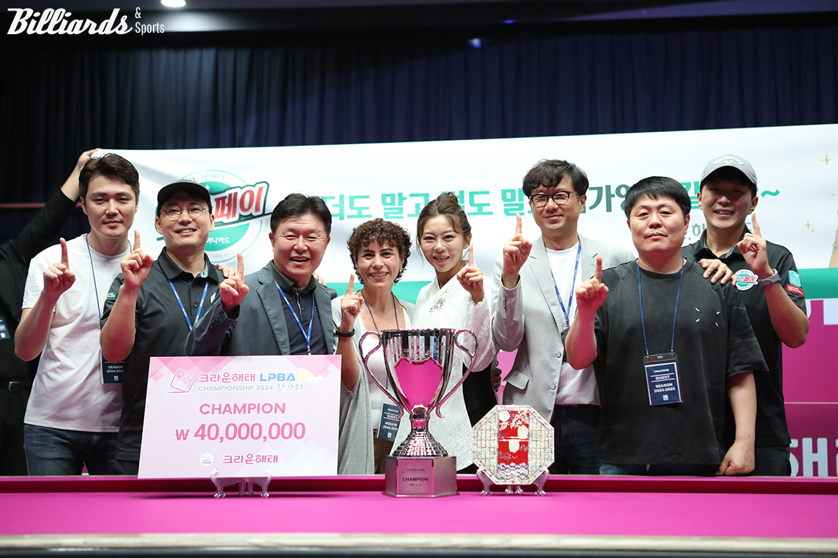 김가영의 우승을 축하하는 하나카드 이완근 단장을 비롯해 주장 김병호, 초클루의 아내 에멜 초클루와 구단 관계자들.