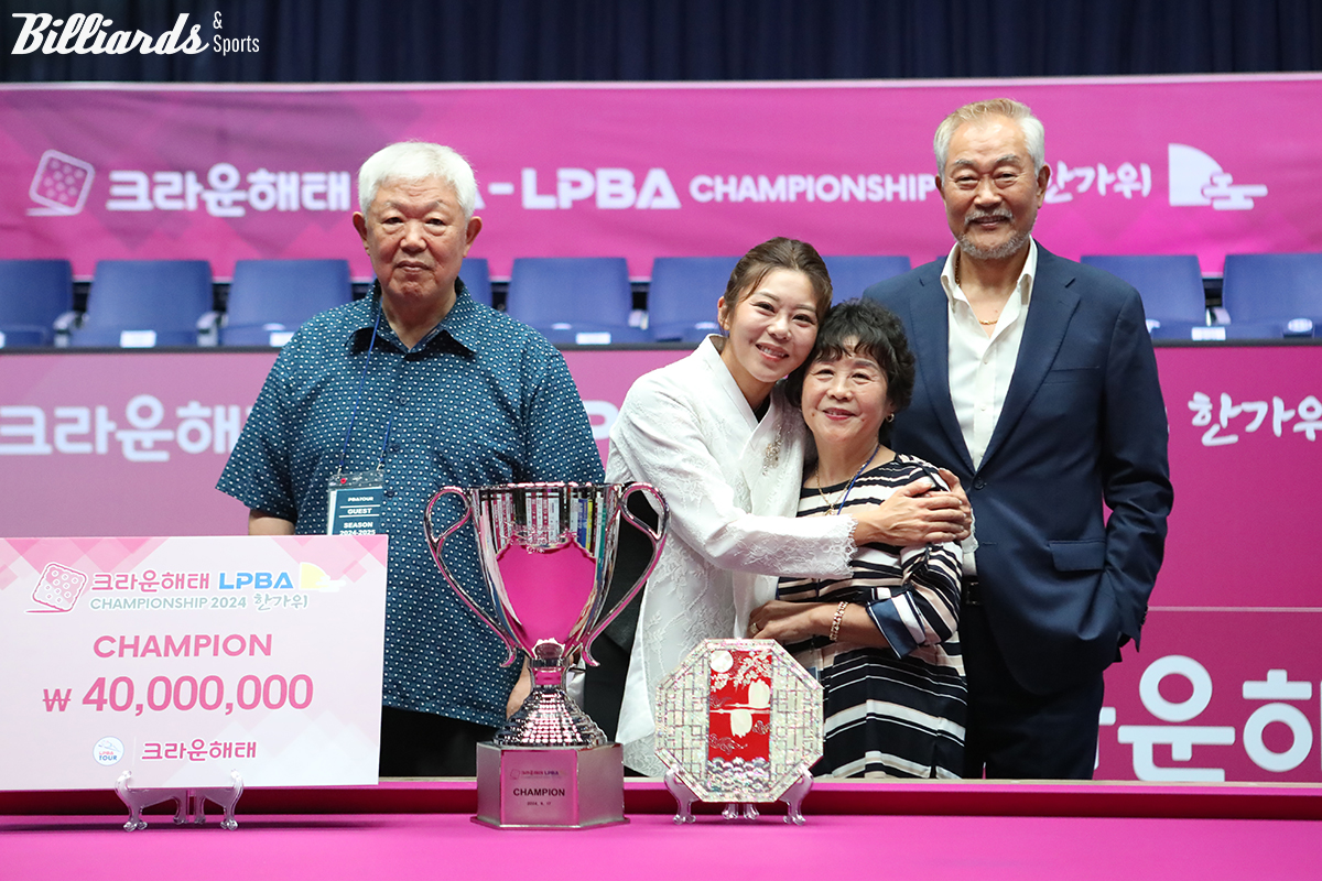 가족과 함께 우승 기념 촬영.