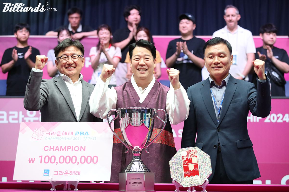 왼쪽부터 PBA 장상진 부총재, 우승 강동궁, 타이틀스폰서 크라운해태 기종표 단장.