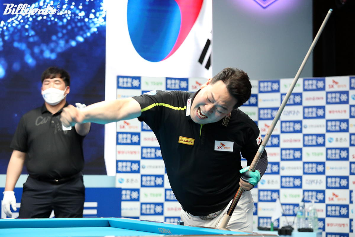 아쉽게 월드챔피언십에서 준우승했던 강동궁은 곧바로 다음 21-22시즌 개막전 결승에서 사파타와 다시 맞붙어에 이번에는 4-3으로 승리했다. 사진은 당시 챔피언십포인트를 득점하며 환호하는 강동궁. 