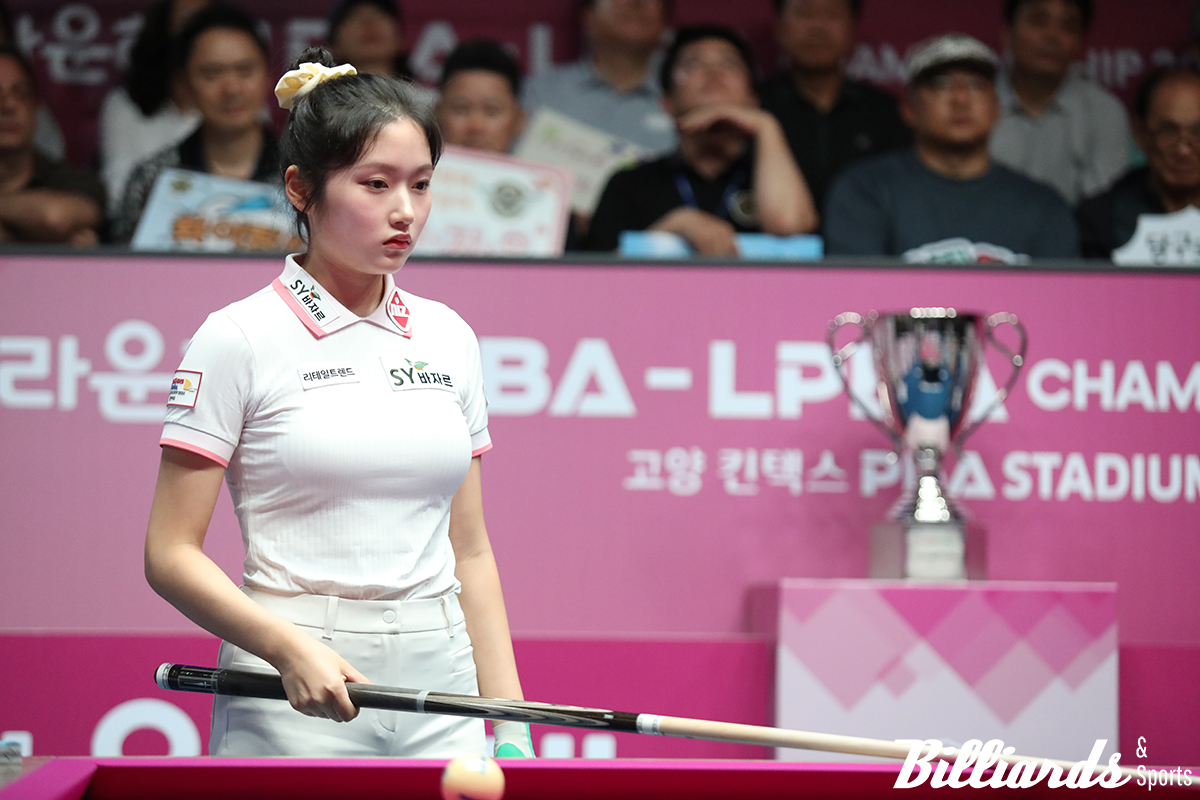 신중하게 샷을 고민하고 있는 한지은