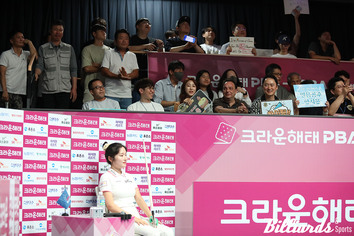 한지은의 바로 등 뒤에서 응원을 보낸 에스와이 바자르 동료들. 왼쪽부터 모리 유스케, 다니엘 산체스, 황득희의 모습이 보인다.