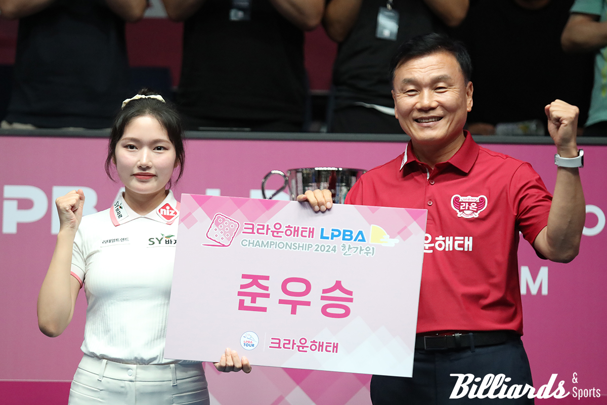 프로 데뷔 후 첫 준우승을 차지한 한지은이 시상식에서 크라운해태 기종표 단장으로부터 준우승 피켓을 전달 받았다.