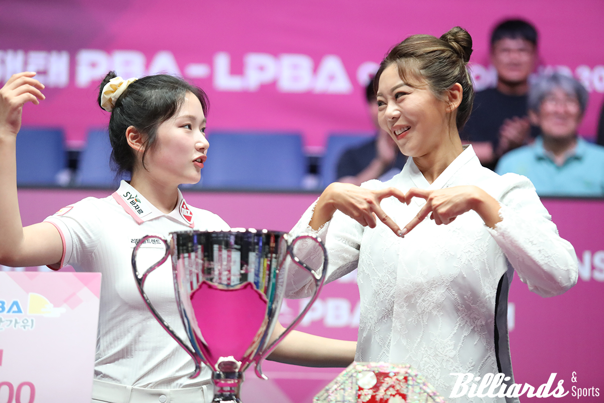 시상식에서 김가영과 대화를 나누는 한지은. 