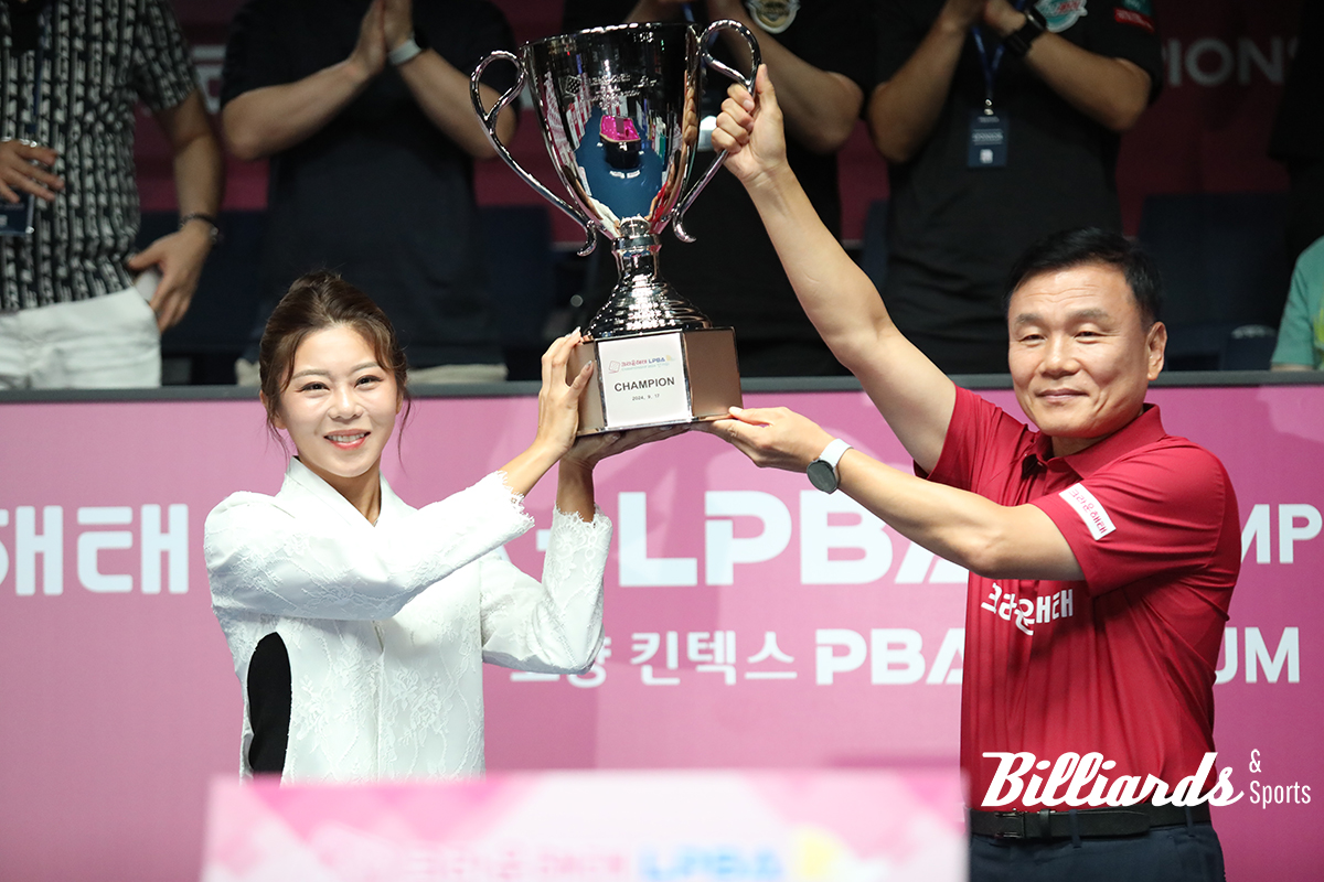 유일하게 프로당구 9번째 우승 트로피를 차지한 김가영이 크라운해태 기종표 단장과 우승 트로피를 높이 들어올리고 있다.