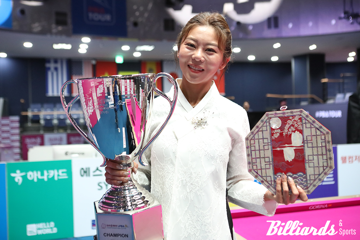 우승 트로피와 우승 기념품을 두 손에 꼭 쥐고 기쁜의 미소를 짓고 있는 김가영.