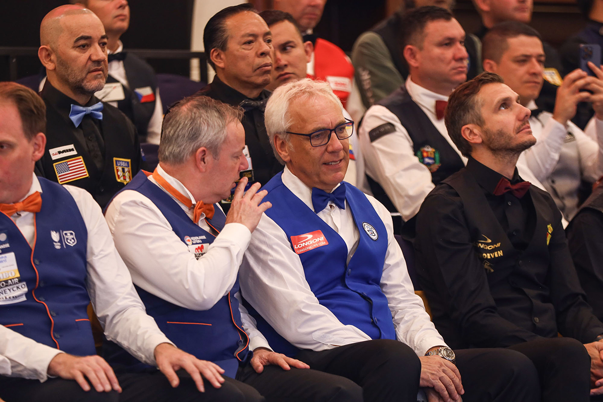 개막식 전 마르코 자네티와 귓속말을 나누는 딕 야스퍼스.