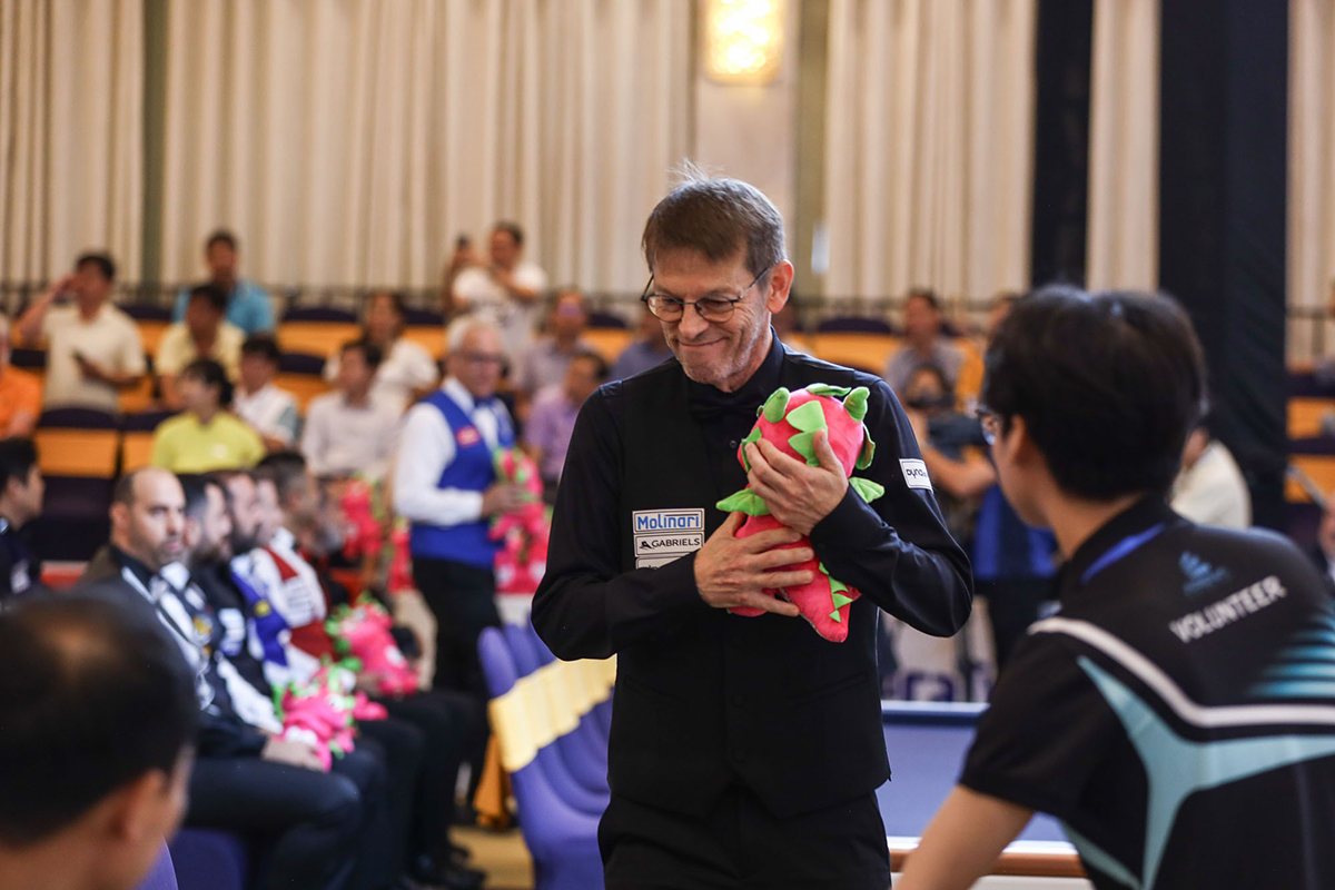 대회 기념인형을 가슴에 안고 있는 토브욘 블롬달.