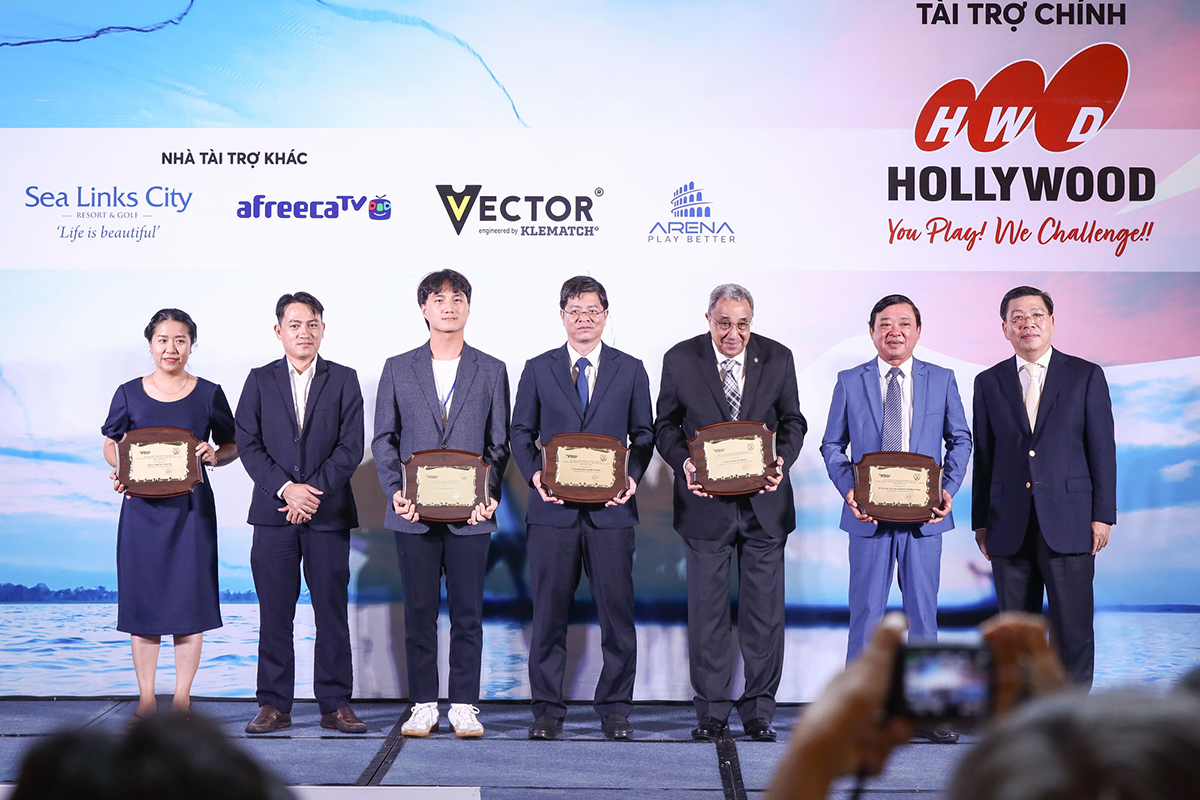 개막식에서 감사패를 받은 대회 관계자들.