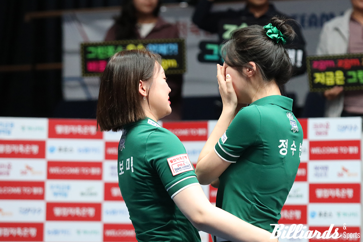 우승이 확정되자 눈물이 터진 정수빈과 위로하는 김보미.