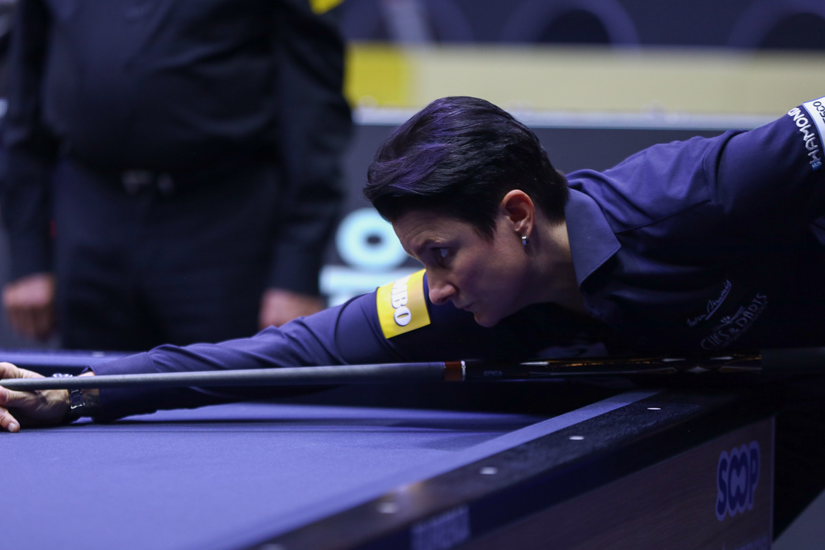 클롬펜하우어는 첫 경기에서 애버리지 1.250을 기록하며 승리를 거두었다.