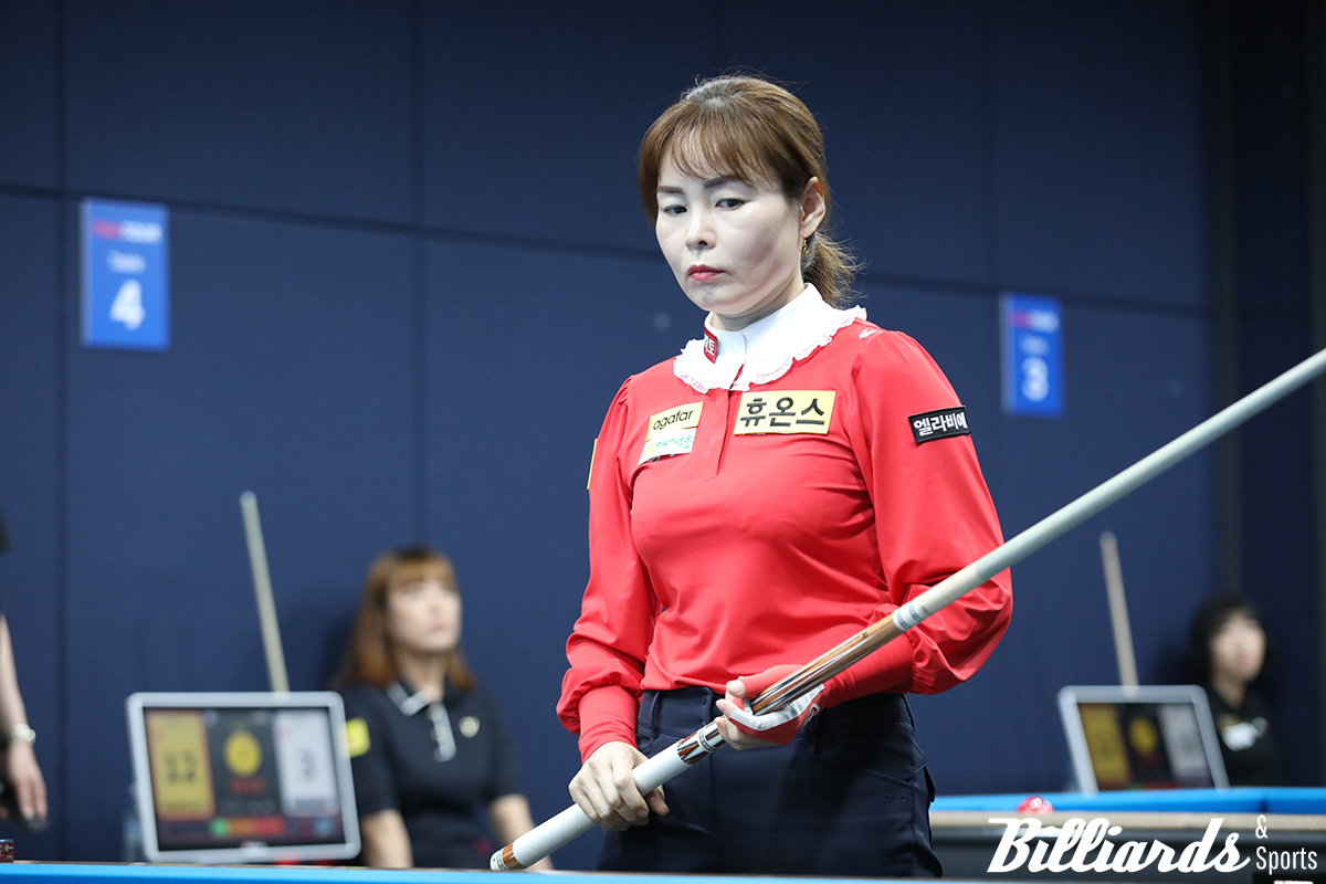 이은희에 16:18로 뒤져 있던 이신영은 마지막 이닝에 2득점을 올리고 동점을 만든 후 하이런에서 앞서 64강 진출을 확정했다.