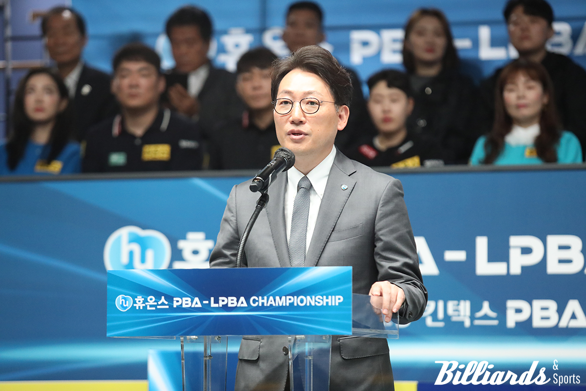 환영사를 전하는 휴온스의 윤상배 대표