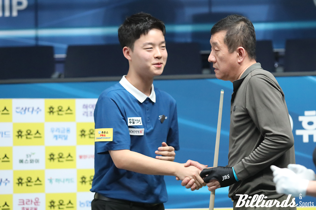 경기가 끝난 후 악수를 나누는 김영원과 정호석.