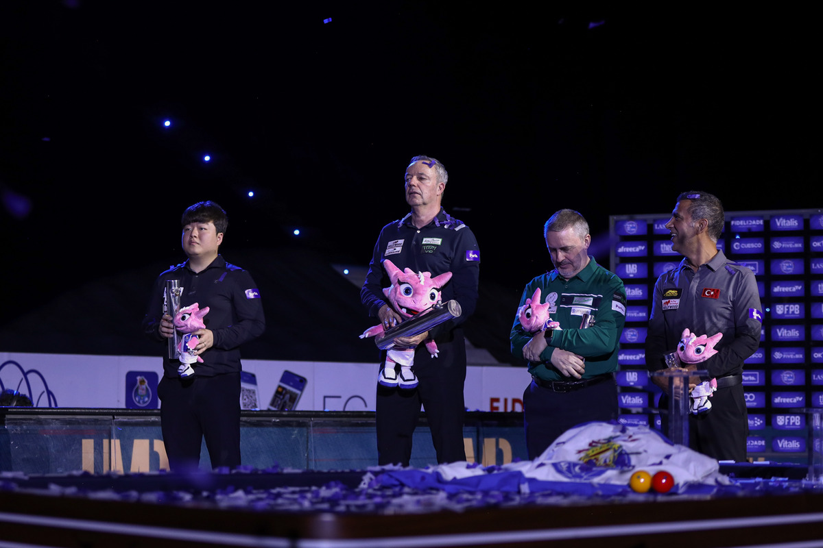 나란히 시상대 위에 선 야스퍼스와 쿠드롱. 