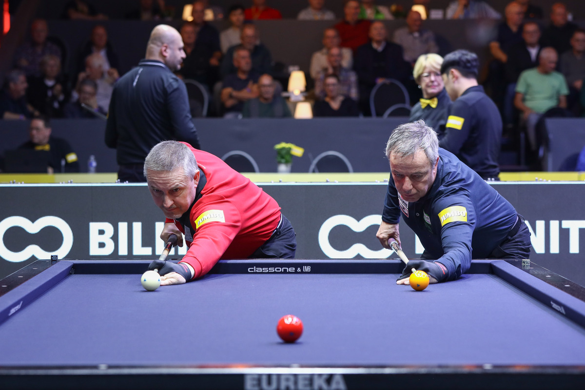3쿠션 세계 최강자인 프레데리크 쿠드롱(왼쪽)과 딕 야스퍼스(오른쪽)가 한국시간 24일 오후 9시에 열린 '베겔 3쿠션 당구월드컵 2024' 32강 조별리그전 A조 두 번째 경기에서 맞붙었다. 쿠드롱은 지난 7월에 열린 '포르투 당구월드컵' 준결승전에서 당한 패배의 설욕에 나섰고, 야스퍼스는 세기의 라이벌을 상대로 물러설 수 없는 한판 승부를 벌였다.  사진=SOOP 제공