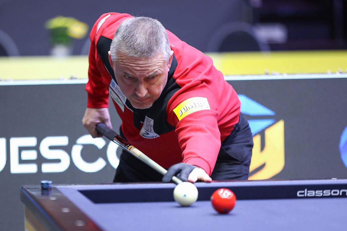 프레데리크 쿠드롱(벨기에)이 '베겔 3쿠션 당구월드컵' 32강 조별리그전에서 딕 야스퍼스(네덜란드)를 제치고 A조 1위를 차지했다.