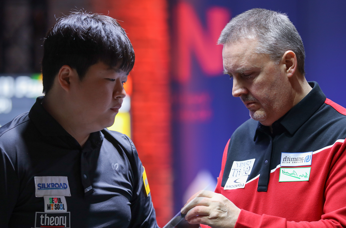 한국의 '세계랭킹 2위' 조명우(실크로드시앤티-서울시청)와 '돌아온 황제' 프레데리크 쿠드롱(벨기에)이 25일 오후 7시에 네덜란드에서 열리는 '베겔 3쿠션 당구월드컵 2024' 16강전에서 재대결을 벌인다. 지난 5월에 베트남 '호찌민 당구월드컵'에서 벌어진 두 선수의 두 차례 승부에서는 모두 쿠드롱이 승리했고, 이번 경기에서 조명우는 쿠드롱을 상대로 설욕에 나선다.  사진=SOOP 제공