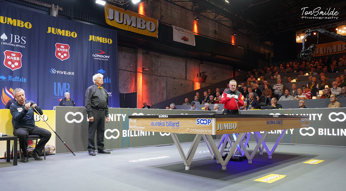 테이블 앞에 선 쿠드롱이 초크칠을 하며 생각을 정리하고 있다.