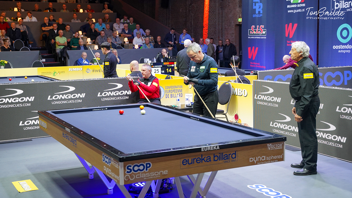 꼼꼼하게 큐 손질하며 경기에 임하는 야스퍼스와 쿠드롱.