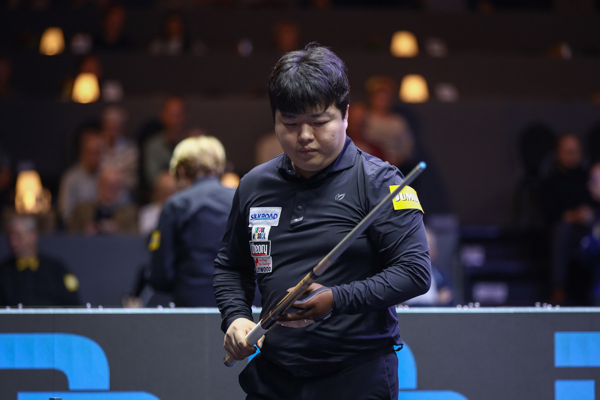 한국의 '세계랭킹 2위' 조명우(실크로드시앤티-서울시청)가 25일 오후 7시에 네덜란드에서 열린 '베겔 3쿠션 당구월드컵 2024' 16강전에서 프레데리크 쿠드롱(벨기에)에게 18이닝 만에 37:50으로 아쉽게 져 탈락했다.  사진=SOOP 제공