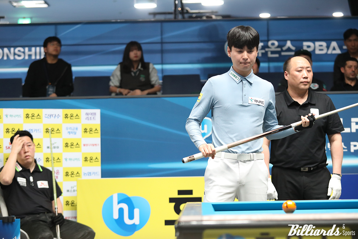 강동궁과 신정주의 32강 경기 장면.