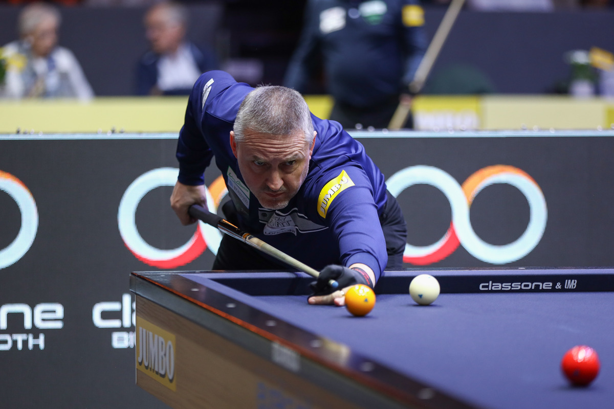 '복귀 황제' 프레데리크 쿠드롱(벨기에)이 네덜란드에서 열린 '베겔 3쿠션 당구월드컵' 준결승에 진출하며, 2회 연속 4강행에 성공했다. 딕 야스퍼스(네덜란드)는 8강에서 베트남의 응우옌쩐타인뚜에게 져 탈락해 두 선수의 준결승 승부는 성사되지 않았다.  사진=SOOP 제공