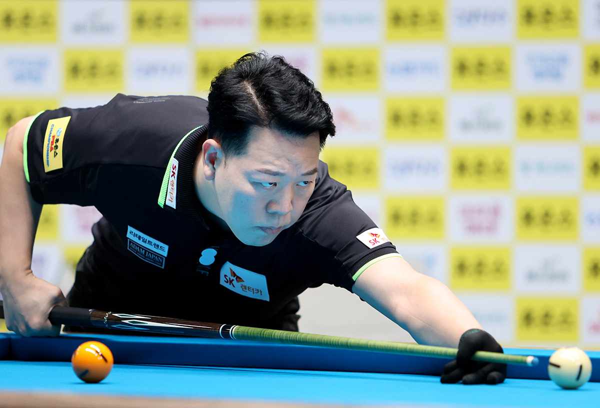 '헐크' 강동궁(SK렌터카)이 프로당구 24-25시즌 5차 투어 '휴온스 PBA 챔피언십' 32강에서 신정주(하나카드)를 꺾고 16강에 진출했다. 강동궁은 개막전과 4차 투어 우승에 이어 시즌 3승과 투어 2회 연속 우승에 성큼 다가섰다.  사진=PBA 제공